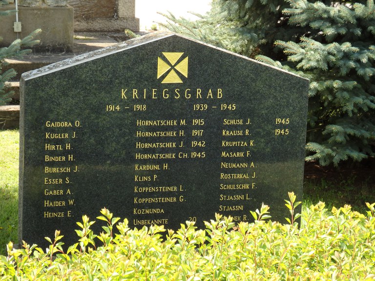 © Gedenkstein auf dem Kriegergrab vor der Pfarrkirche in Rabensburg, © Elisabeth Vavra
