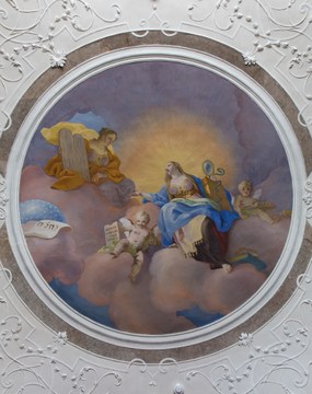 Der Vorraum der Bibliothek, rechts das Deckenfresko Daniel Grans mit der Darstellung der Allegorie der Weisheit, um 1746 (© Museum am Dom St. Pölten)
